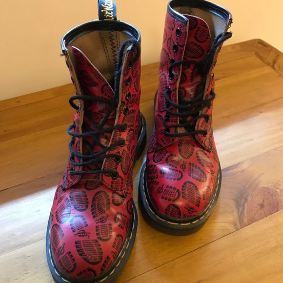 Dr Martens - Made in England – Red DM footprint & logo - 8 hole leather boots - Picture 13 of 15